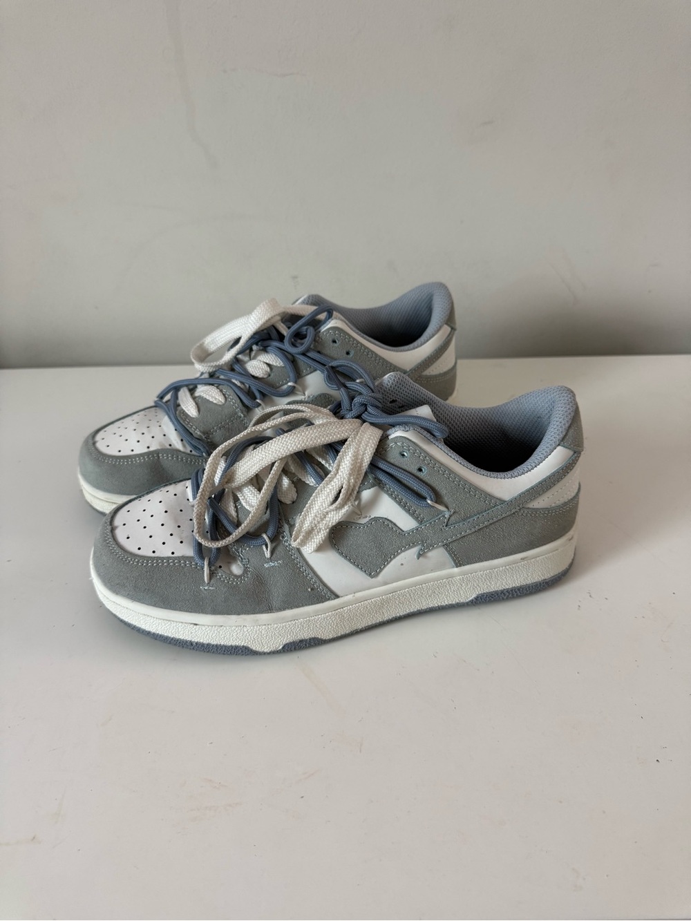 Women or girls Sneakers in Light Gray, light navy blue and White size 8 - Picture 2 of 6